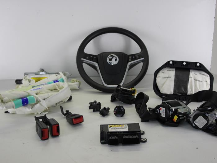 Juego y módulo de airbag de un Opel Astra J (PC6/PD6/PE6/PF6)  2014
