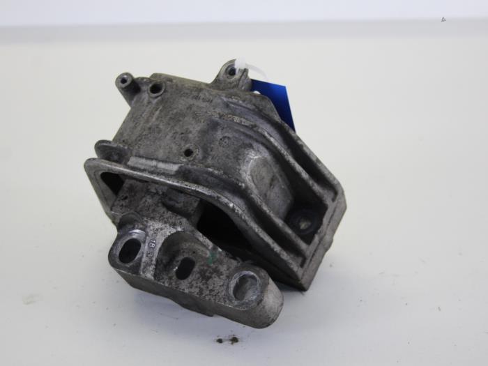 Usagé Support moteur Volkswagen Caddy III (2KA,2KH,2CA,2CH) 1.9 TDI Prix € 17,00 Règlement à la marge proposé par Gebr Opdam B.V.
