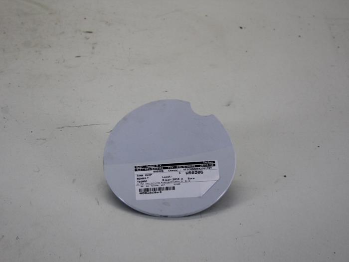 Tank cap cover from a Renault Twingo II (CN) 1.2 16V 2010