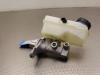 Master cylinder from a Renault Clio IV (5R) 0.9 Energy TCE 90 12V 2013