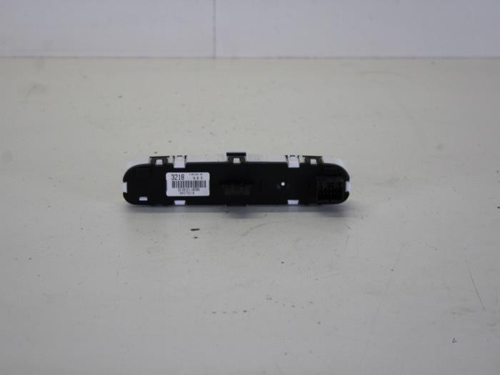 Begagnade Innerdisplay Chevrolet Spark 1.0 16V Bifuel Pris € 21,00 Marginaltabell erbjuds av Gebr Opdam B.V.
