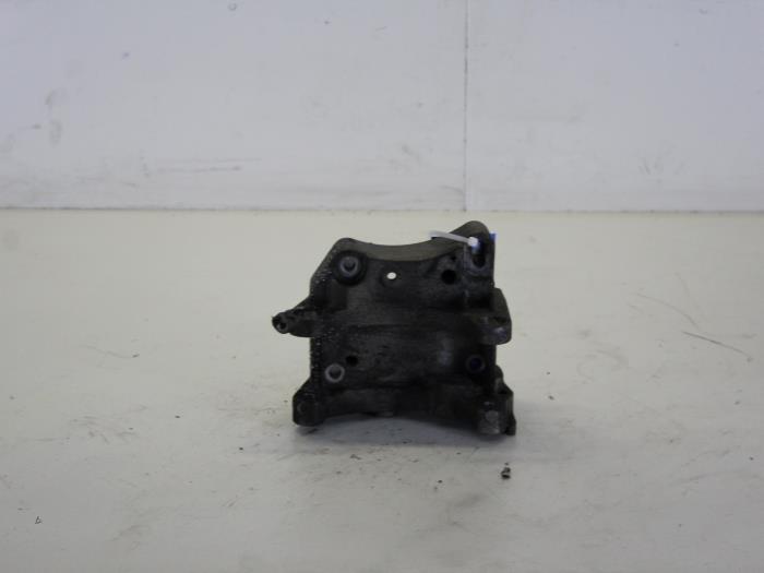 Usagé Support dynamo bas Peugeot 307 Break (3E) 1.6 16V Prix sur demande proposé par Gebr Opdam B.V.