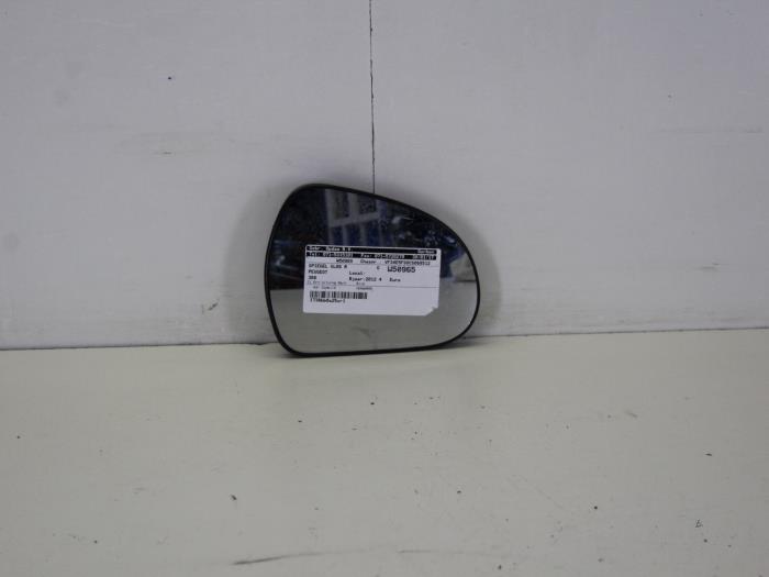 Mirror glass, right from a Peugeot 308 SW (4E/H) 1.6 VTI 16V 2012