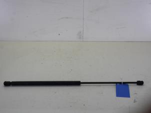 Used Set of bonnet gas struts Volkswagen Polo III (6N2) 1.4 Price on request offered by Gebr Opdam B.V.
