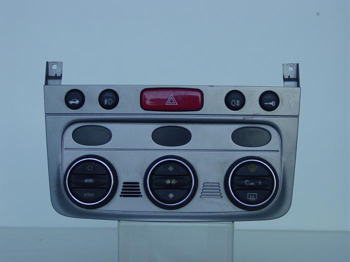 Heater control panel from a Alfa Romeo 147 (937) 1.9 JTD 2002