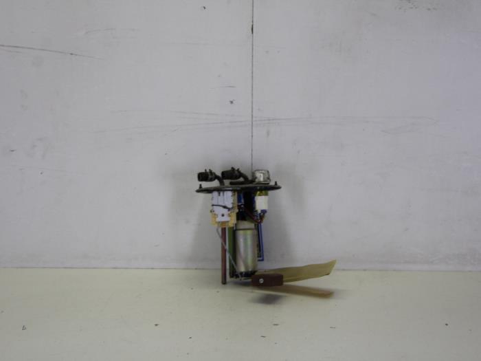 Usagé Pompe essence Mazda 626 (GF12) 1.8i 16V Prix € 25,00 Règlement à la marge proposé par Gebr Opdam B.V.