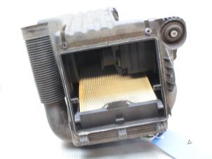 Usagé Boîtier filtre à air Mercedes A (W169) 1.5 A-150 5-Drs. Prix sur demande proposé par Gebr Opdam B.V.