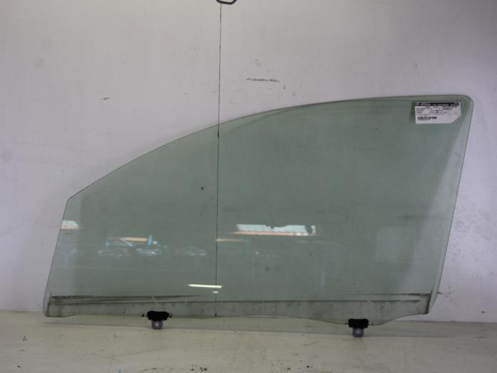 Türscheibe 4-türig links vorne van een Daihatsu Sirion 2 (M3) 1.3 16V DVVT 2007