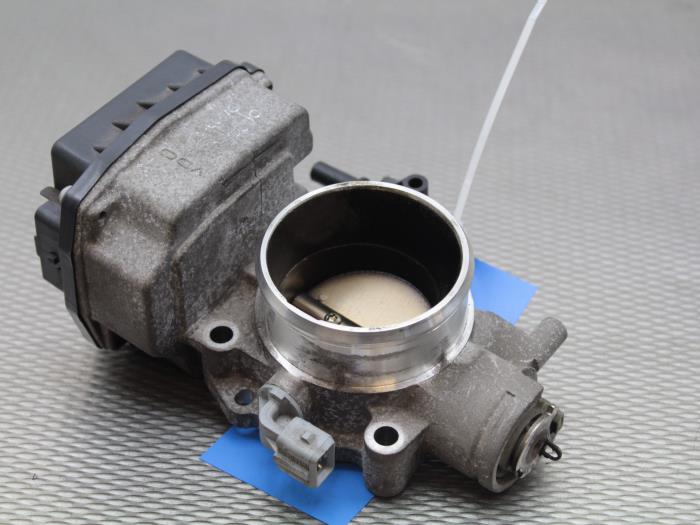 Throttle body from a Citroën Xsara Picasso (CH) 1.8 16V 2005