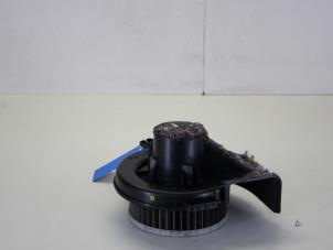 Usagé Ventilateur chauffage Skoda Fabia II (5J) 1.2i 12V Prix € 35,00 Règlement à la marge proposé par Gebr Opdam B.V.