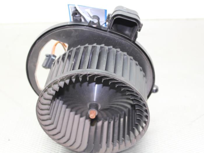 Heating and ventilation fan motor from a BMW 3 serie (F30) 320i 2.0 16V 2012