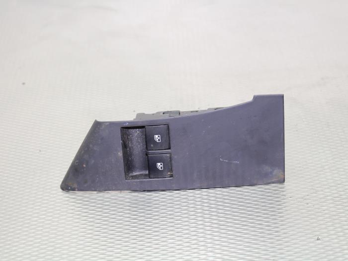 Usados Interruptor combinado de ventanillas Opel Astra J (PC6/PD6/PE6/PF6) 1.4 Turbo 16V Precio € 21,00 Norma de margen ofrecido por Gebr Opdam B.V.