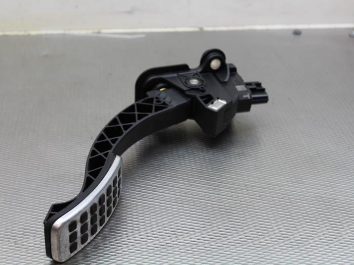 Accelerator pedal from a Mitsubishi Outlander (GF/GG) 2.0 16V PHEV 4x4 2014