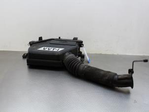 Używane Obudowa filtra powietrza Toyota RAV4 (A2) 2.0 16V VVT-i 4x4 Cena na żądanie oferowane przez Gebr Opdam B.V.