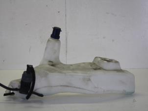 Usagé Réservoir lave-glace avant Fiat Idea (350AX) 1.4 16V Prix € 12,50 Règlement à la marge proposé par Gebr Opdam B.V.