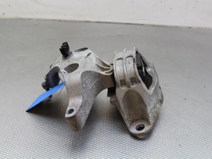 Used Engine mount Dacia Duster (HS) 1.5 dCi 4x4 Price on request offered by Gebr Opdam B.V.