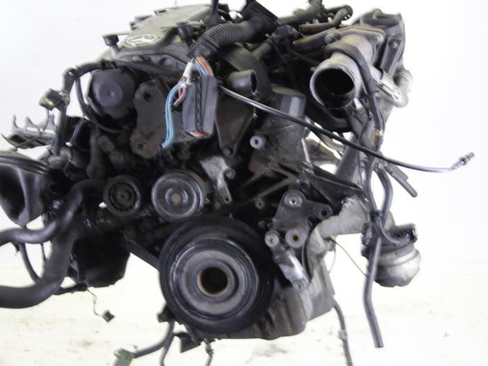Motor van een Mercedes-Benz E (W211) 2.2 E-220 CDI 16V 2004