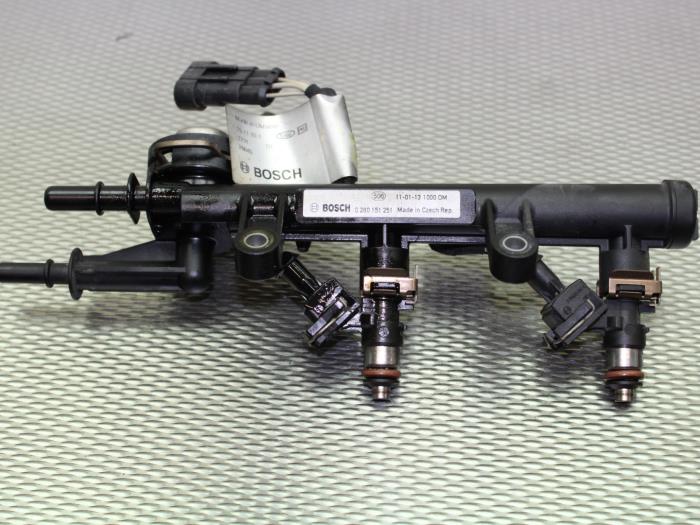 Injector (petrol injection) from a Fiat 500 2012
