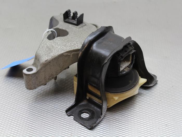 Engine mount from a Mercedes-Benz Citan (415.6) 1.5 108 CDI Euro 6 2016