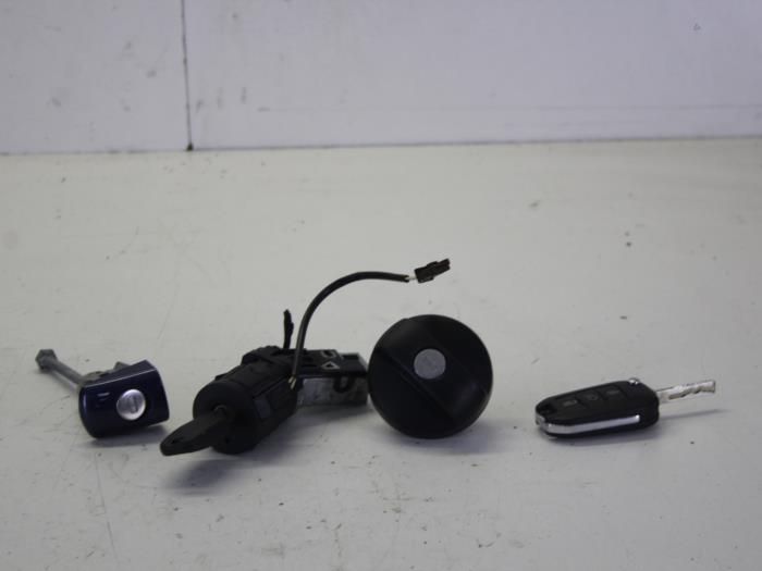Set of cylinder locks (complete) from a Peugeot 208 I (CA/CC/CK/CL) 1.2 Vti 12V PureTech 82 2014