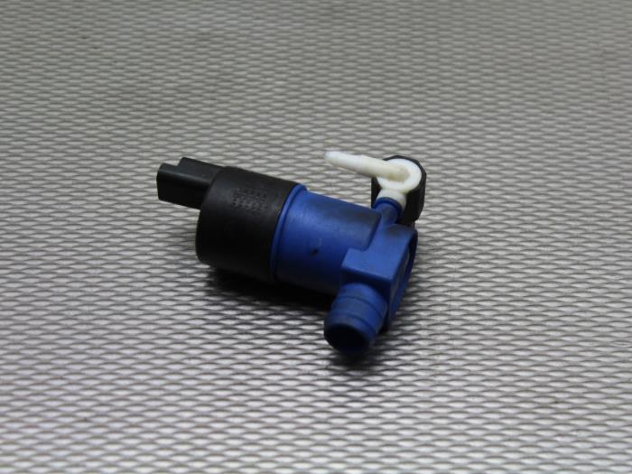 Windscreen washer pump from a Renault Clio IV (5R) 1.5 Energy dCi 90 FAP 2014