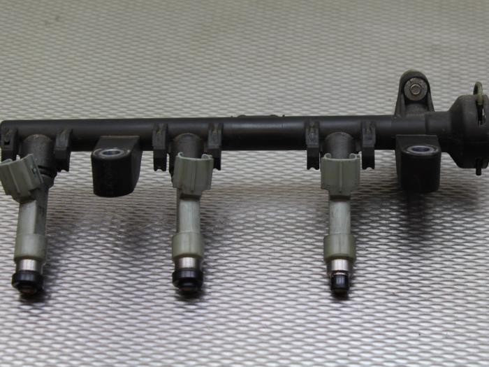 Injektor (Benzineinspritzung) van een Peugeot 107 1.0 12V 2006