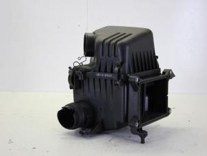 Używane Obudowa filtra powietrza Kia Cee'd Sporty Wagon (EDF) 1.6 16V Cena na żądanie oferowane przez Gebr Opdam B.V.