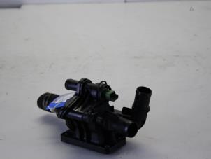 Usados Cuerpo de termostato Citroen Berlingo 1.6 HDI 16V 75 Precio € 30,00 Norma de margen ofrecido por Gebr Opdam B.V.