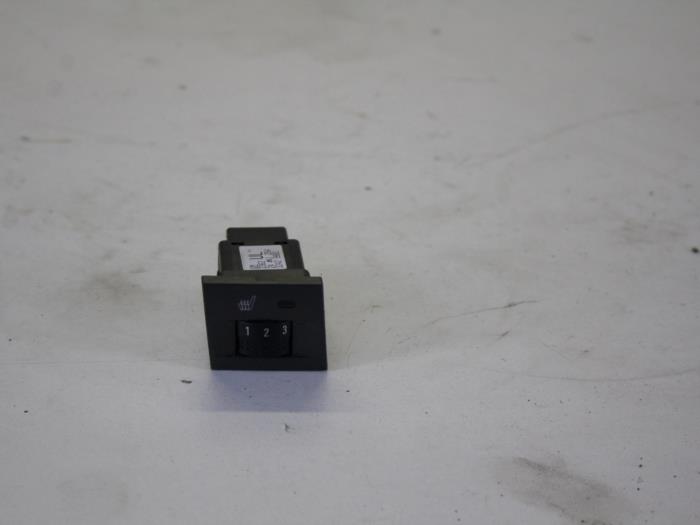 Seat heating switch from a Opel Vectra C GTS 3.2 V6 24V 2003