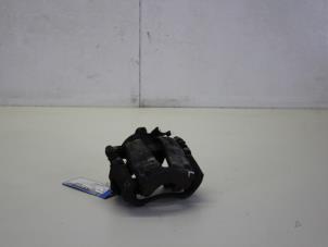 Usados Pinza de freno izquierda delante Opel Corsa D 1.3 CDTi 16V ecoFLEX Precio € 35,00 Norma de margen ofrecido por Gebr Opdam B.V.