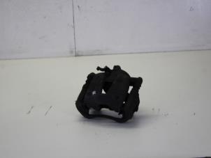 Usados Pinza de freno derecha delante Opel Corsa D 1.3 CDTi 16V ecoFLEX Precio € 30,00 Norma de margen ofrecido por Gebr Opdam B.V.