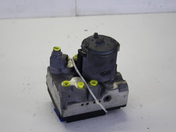 ABS pump from a BMW 5 serie Touring (E39) 525tds 1997