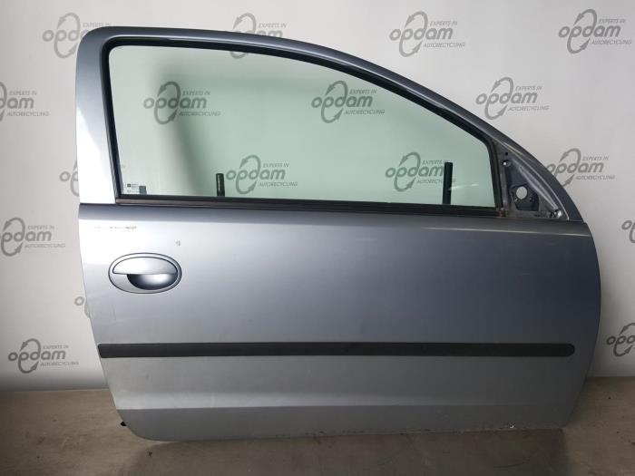 Puerta 2 puertas derecha de un Opel Corsa C (F08/68) 1.4 16V Twin Port 2004