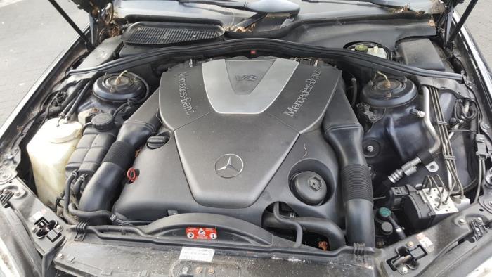 Motor van een Mercedes-Benz S (W220) 4.0 S-400 CDI 2003