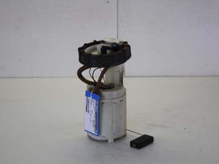 Petrol pump from a Seat Alhambra (7V8/9) 2.0 2002