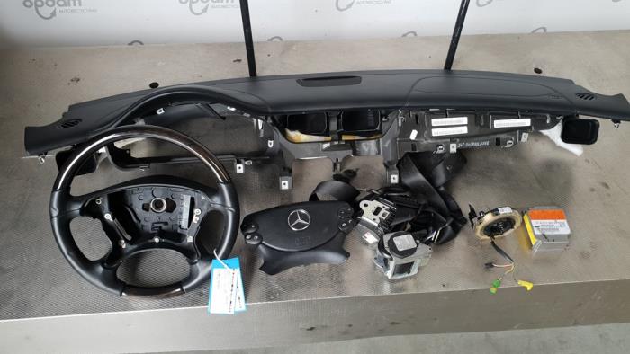 Juego y módulo de airbag de un Mercedes-Benz CLS (C219) 500 5.0 V8 24V 2005