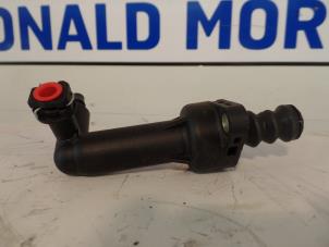 Used Clutch slave cylinder Volkswagen Golf VII (AUA) 1.0 TSI 12V BlueMotion Price € 34,99 Inclusive VAT offered by Automaterialen Ronald Morien B.V.