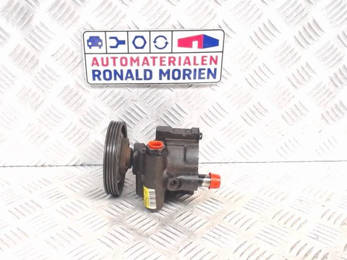 Power steering pump from a Renault Clio II (BB/CB) 1.2 16V 2001