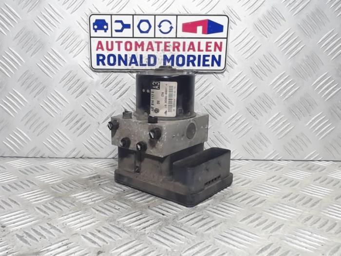 Używane Pompa ABS Volkswagen Golf IV (1J1) 1.9 TDI Cena € 35,00 Procedura marży oferowane przez Automaterialen Ronald Morien B.V.
