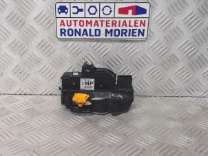 Usagé Serrure portière mécanique 4portes arrière gauche Opel Mokka/Mokka X 1.6 CDTI 16V 4x2 Prix € 45,00 Règlement à la marge proposé par Automaterialen Ronald Morien B.V.