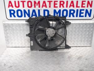 Usados Aleta de refrigeración Renault Clio II (BB/CB) 1.2 16V Precio € 25,00 Norma de margen ofrecido por Automaterialen Ronald Morien B.V.
