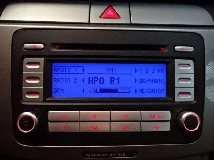 Radio CD player from a Volkswagen Passat (3C2) 2.0 TDI 140 2006
