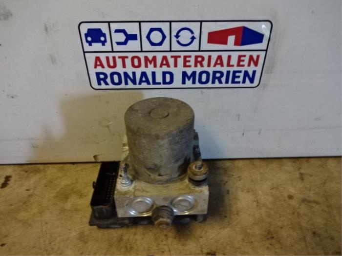 Używane Pompa ABS Opel Vivaro A 2.0 CDTI Cena € 125,00 Procedura marży oferowane przez Automaterialen Ronald Morien B.V.
