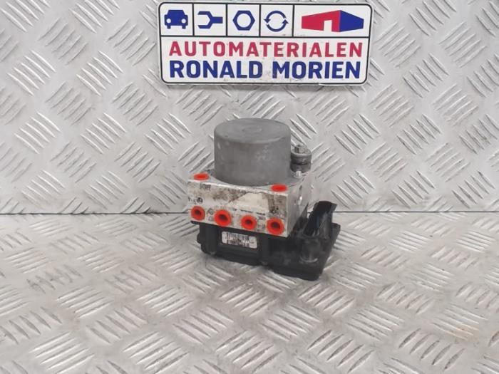 Usagé Pompe ABS Renault Clio II (BB/CB) 1.2 16V Prix € 25,00 Règlement à la marge proposé par Automaterialen Ronald Morien B.V.