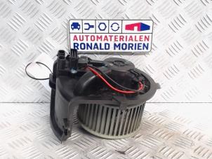 Usados Motor de ventilador de calefactor Renault Clio II (BB/CB) 1.2 16V Precio € 45,00 Norma de margen ofrecido por Automaterialen Ronald Morien B.V.
