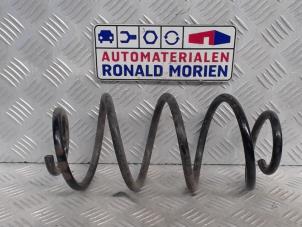Usados Muelle helicoidal detrás Mercedes A (W176) Precio € 25,00 Norma de margen ofrecido por Automaterialen Ronald Morien B.V.