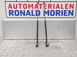 Usados Juego de amortiguadores de gas del portón trasero Ford Focus Precio € 45,00 Norma de margen ofrecido por Automaterialen Ronald Morien B.V.