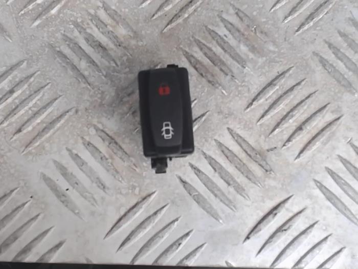 Central locking switch from a Renault Trafic New (FL) 2.0 dCi 16V 90 2010