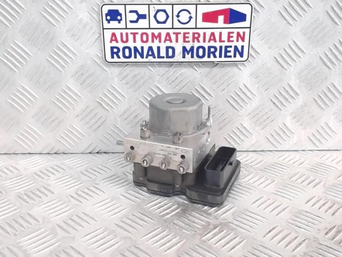 Begagnade ABS-pump Dacia Sandero II 1.0 Sce 12V Pris € 195,00 Marginaltabell erbjuds av Automaterialen Ronald Morien B.V.