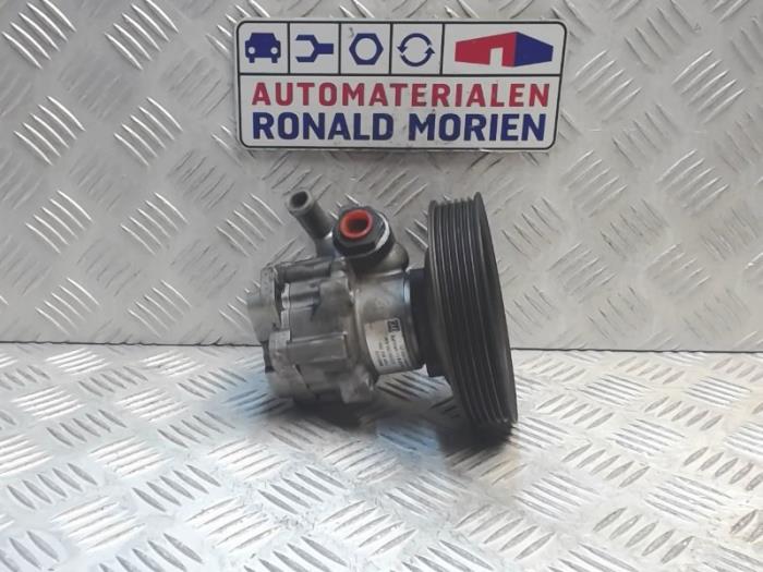 Power steering pump from a Alfa Romeo 145 (930A) 1.4 Twin Spark 16V 2000